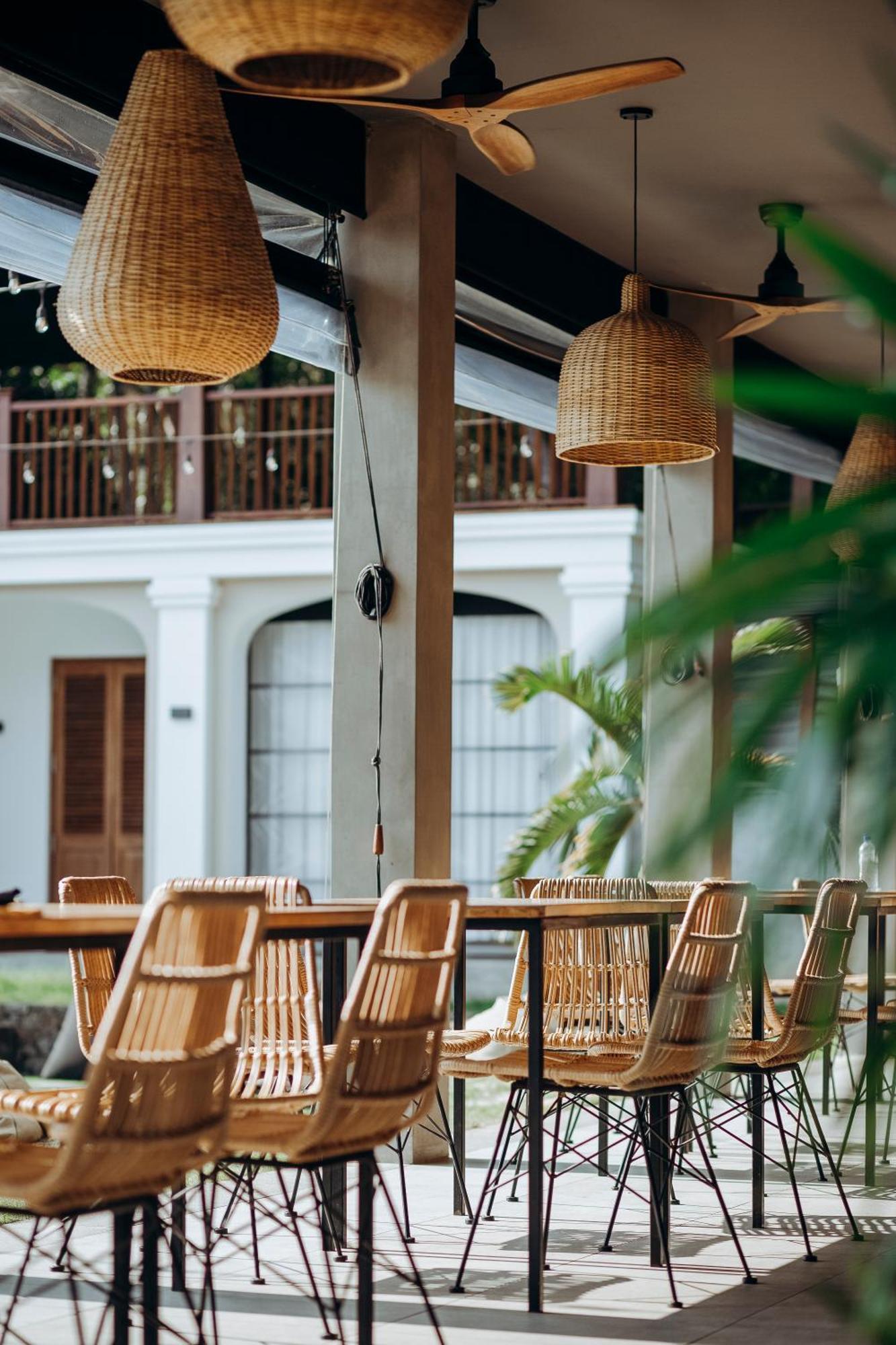 The Salty Pelican Yoga & Surf Retreat Диквелла Экстерьер фото